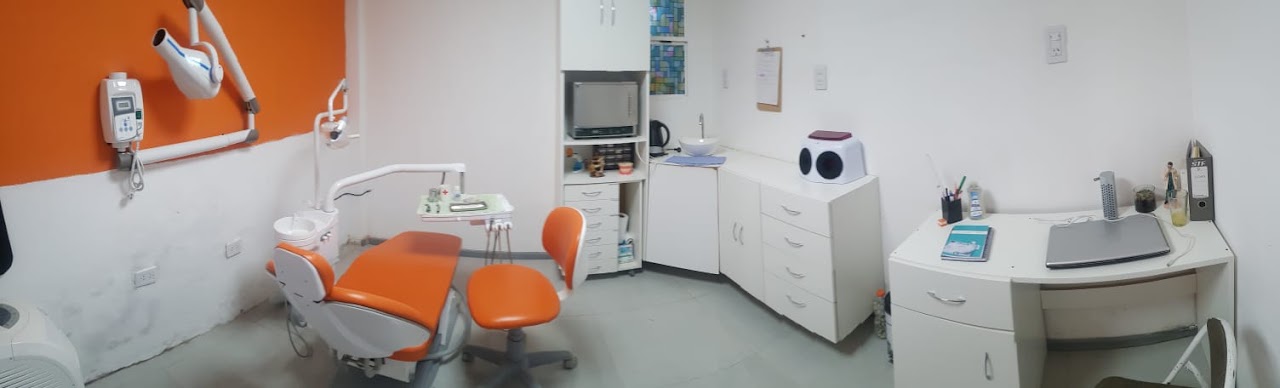 Consultorio Odontología Campus con sillón ergonómico color naranja cálido