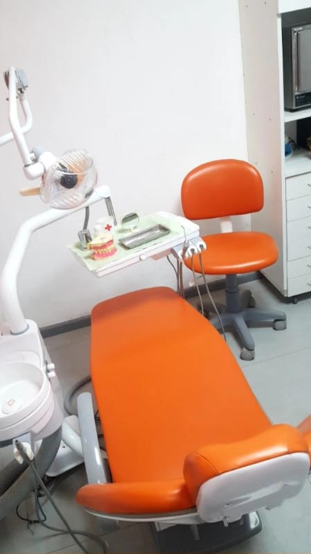 Consultorio Principal Odontología Campus con sillón odontológico ergonómico naranja